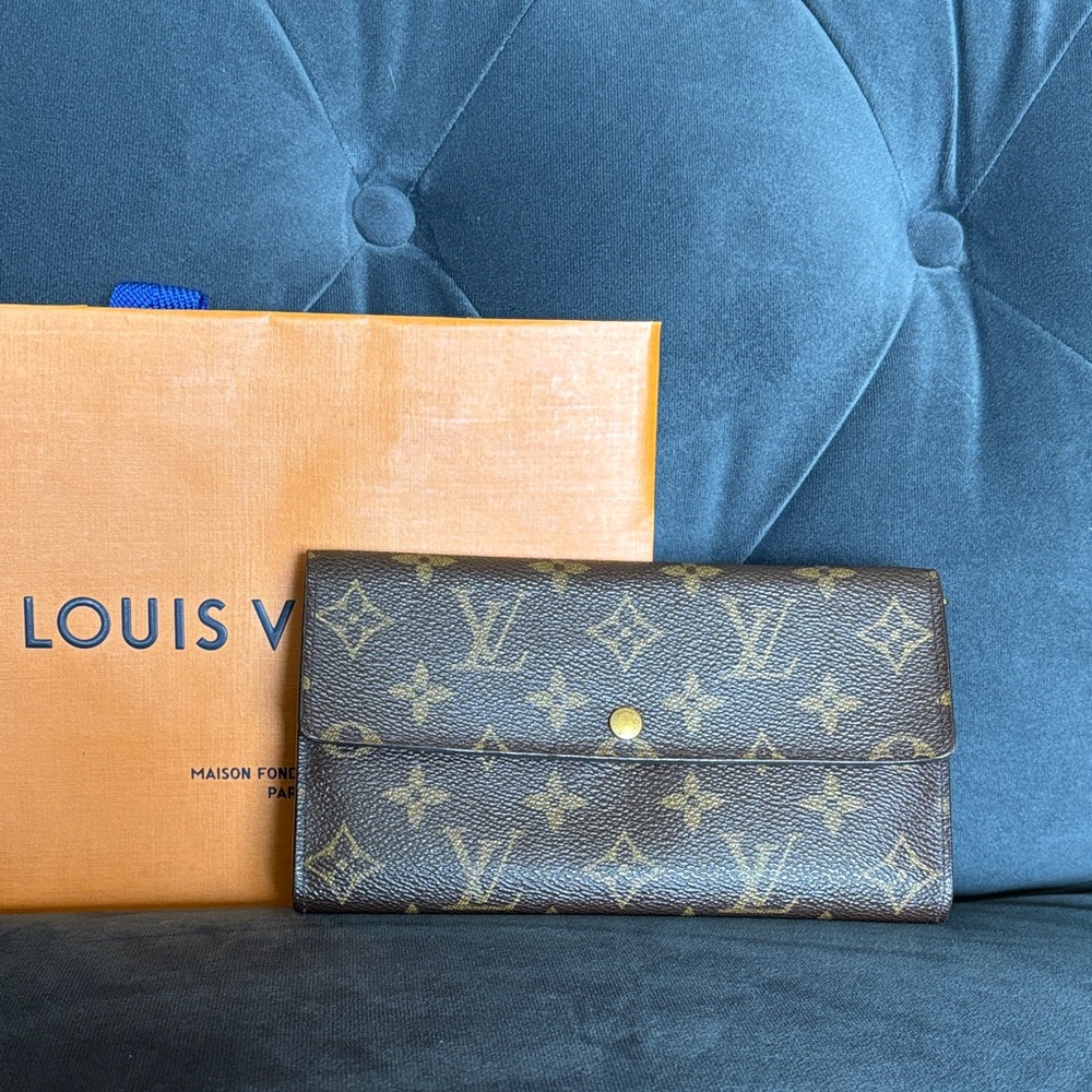 Vintage Sarah Louis Vuitton Monogram Wallet in Brown excellent